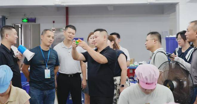 卖到全球150个国家和地区获新华社报道！新葡京娱乐2000元起家这个澄海人将魔方(图3)