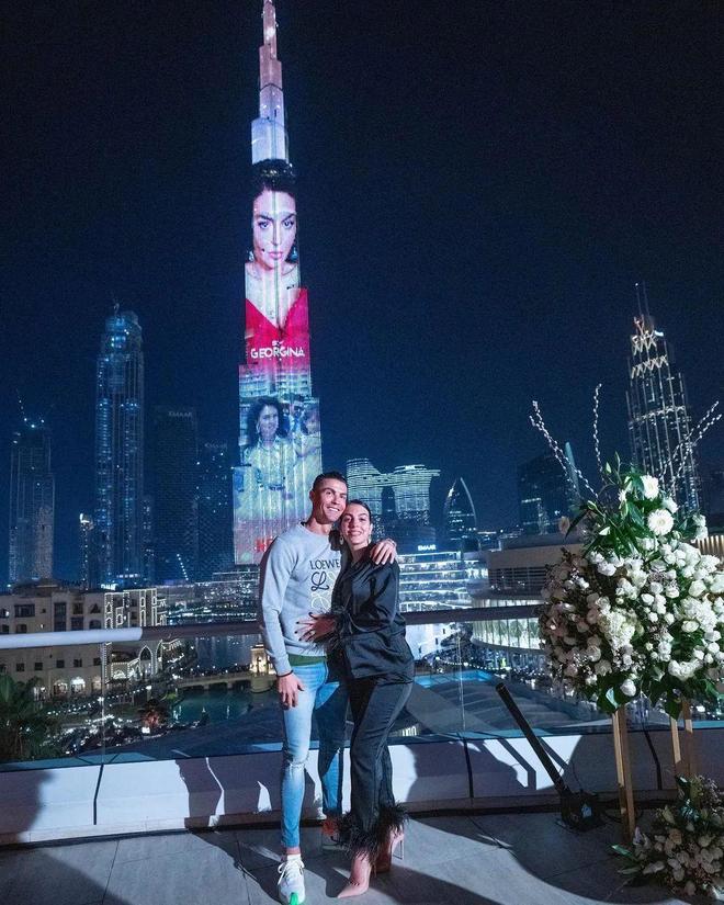 整形超10次生俩娃依然等不来一纸婚约？澳门新葡京app甜美柜姐做C罗9年女友(图27)