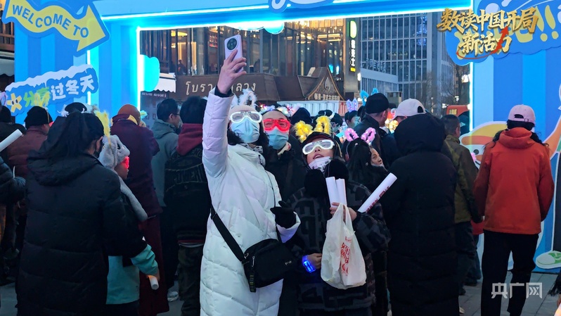 万游客踏冰追雪 高原“冷资源”焐热冬春消费澳门新葡京app数读中国开局新活力丨超百(图10) 万游客踏冰追雪 高原“冷资源”焐热冬春消费澳门新葡京app数读中国开局新活力丨超百(图10)